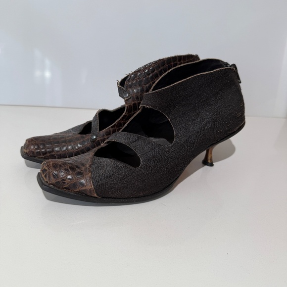 Cydwoq Handmade Vintage Shoes with 2 tone Leather & Copper Kitten Heel - Picture 2 of 11